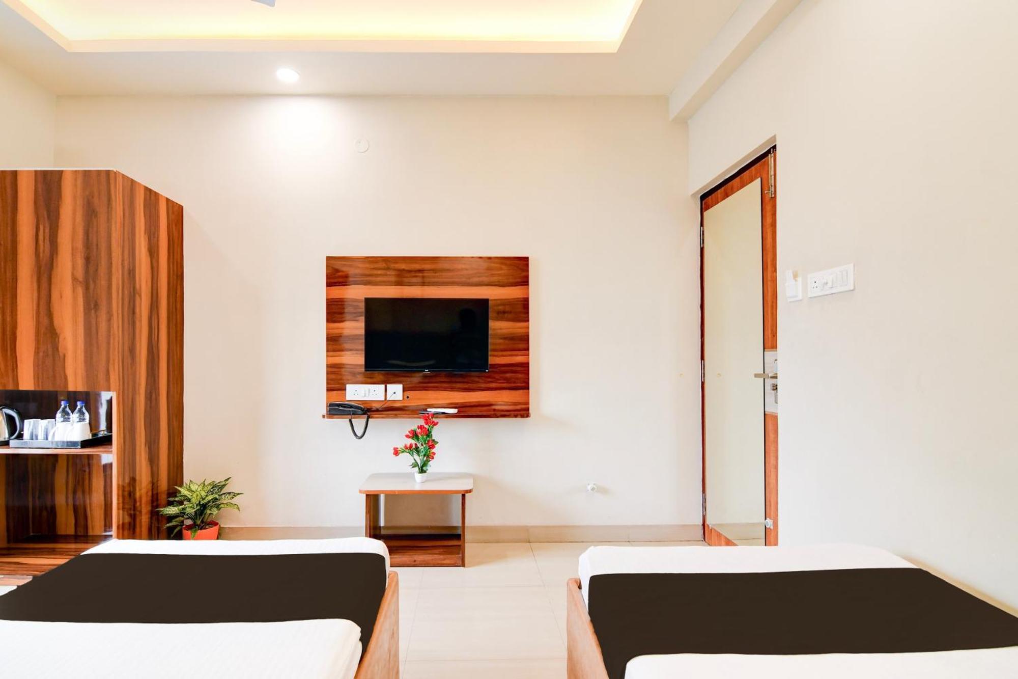 Super Townhouse Kaikhali Near Airport Kolkata Exterior photo
